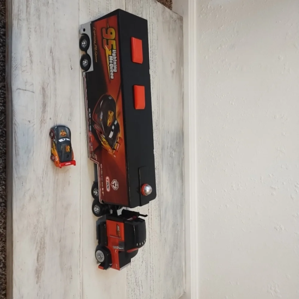 DISNEY PIXAR CARS DISNEY STORE CARBON RACER MACK LAUNCHER W/ LIGHTNING MCQUEEN